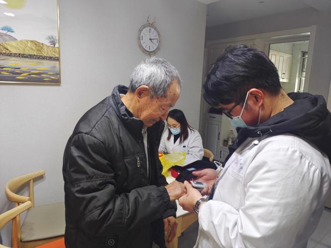 在建湖,該縣成立了248個縣鎮(zhèn)村三級聯(lián)動健康服務(wù)團隊,提供健康咨詢