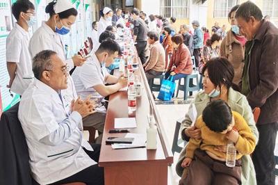 民盟上海市衛(wèi)健委赴安徽阜陽開展學習調研和健康咨詢服務 為300多位農村群眾舉辦義診活動