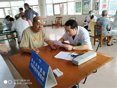 健康管理科主動深入社區為村民提供健康咨詢服務